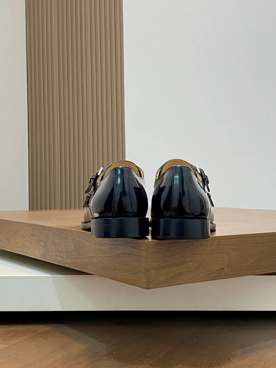 Men's shoes 💰780 HERMES/Hermès GAME slip-on loafers. These loafers are made of matte frosted calfskin. They are equipped with functional Kelly shoe buckles to easily create a fashionable urban style. They are equipped with genuine leather welts and lightweight grooved rubber foam outsole. They have genuine calfskin lining and silk-screen logo feet. They are slip-on design. They are novel and fashionable, with a handsome upper. Comes with a dust bag in the original box! Size: 39-40-41-42-43-44 standard leather shoe size (38/45 can be customized but does not support returns)